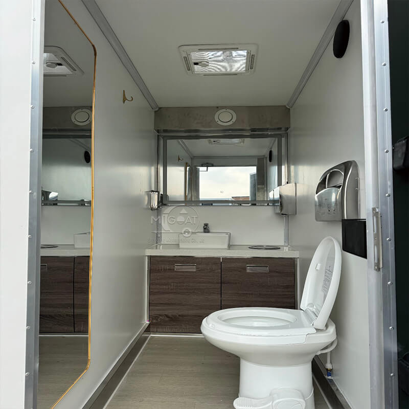 MGT-4M 3 Private Stall Luxury Waterproof Towable Mobile Public Toilet Restroom Trailer