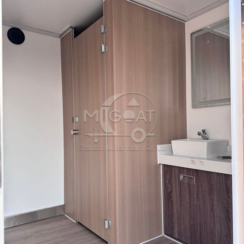MGT-6M Tri-Axle Stable Large Space Luxury Finished Easy-Clean Construction & Scenic Spot Mobile Toilet Trailer
